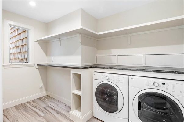 Interior, Recessed Lighting, Washer, Wood Texture Flooring