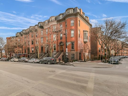 Exterior, Facade, Rowhouse