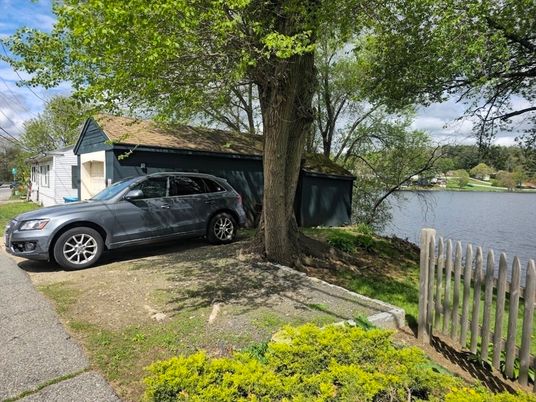 Exterior, Lake
