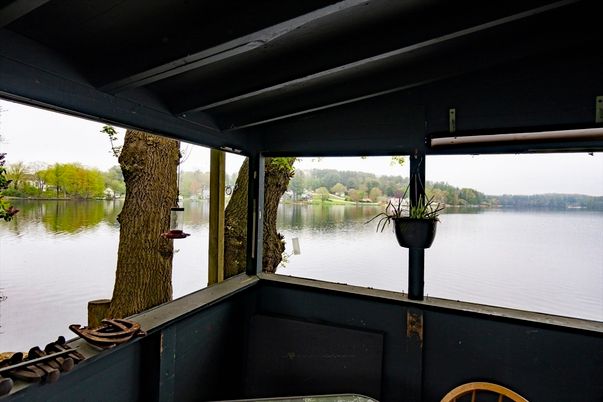 Exterior, Lake