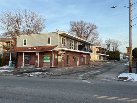 Exterior, Facade, Brick Facade, Raised Ranch