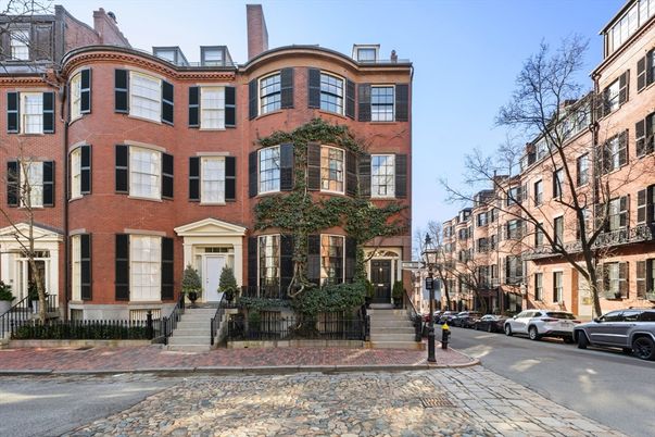 Exterior, Facade, Brick Facade, Rowhouse