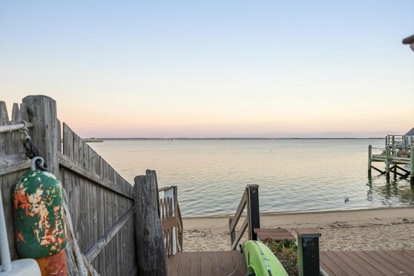Exterior, Lake