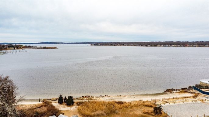 Exterior, Lake