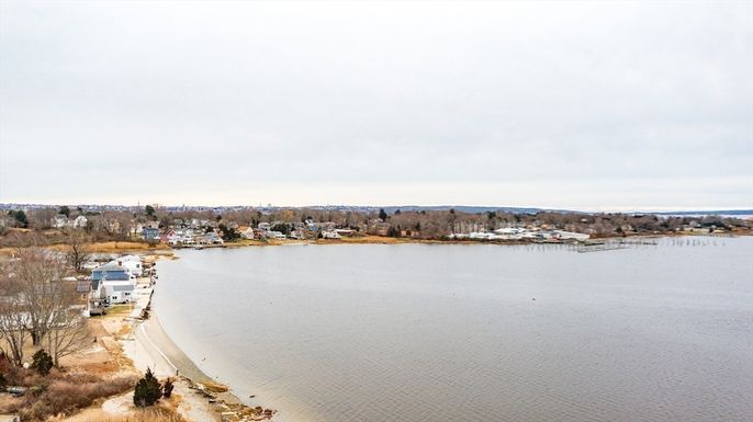 Exterior, Lake