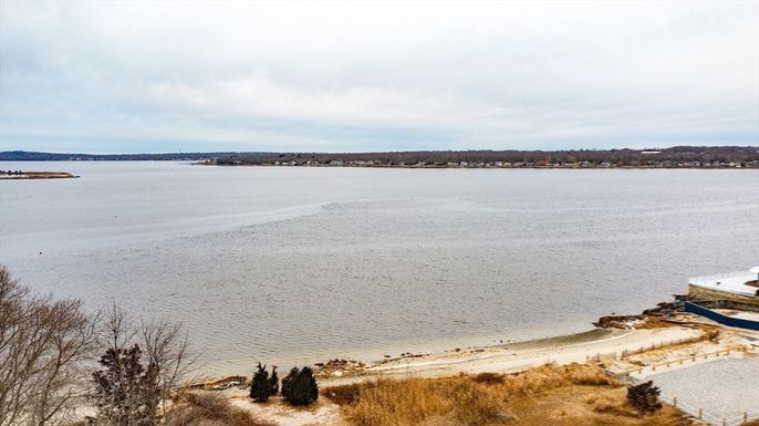 Exterior, Lake
