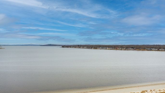 Exterior, Lake