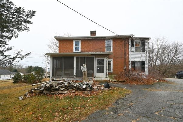 Exterior, Facade, Brick Facade, American Foursquare