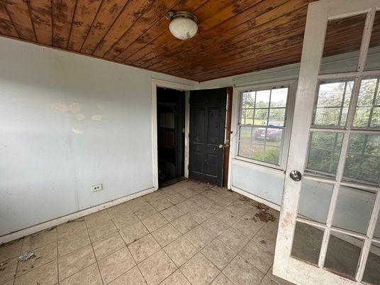 Empty room, Interior, Wooden Ceilings