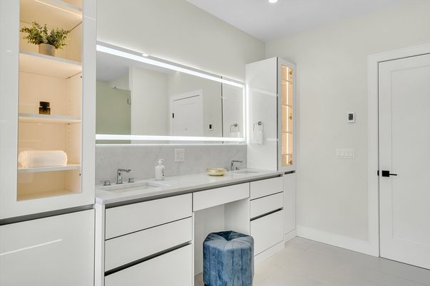 Bathroom, Dual Sink Vanities, Interior, Recessed Lighting