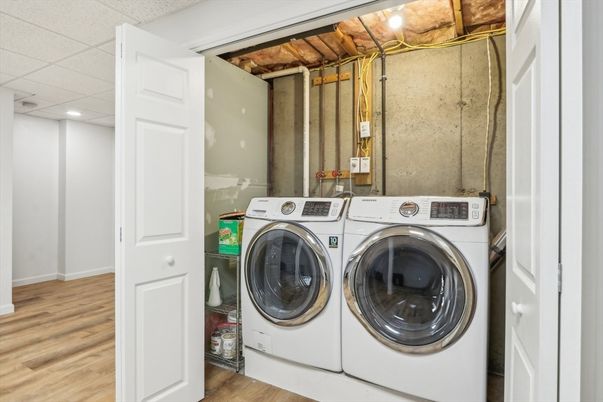 Interior, Recessed Lighting, Washer, Wood Texture Flooring