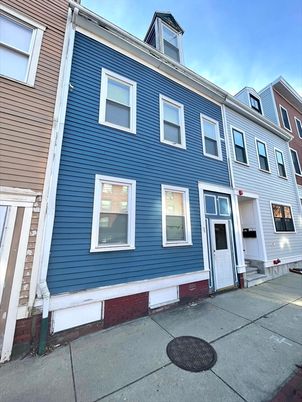 Exterior, Facade, Rowhouse