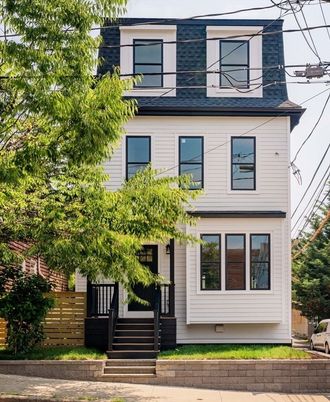 Exterior, Facade, American Foursquare