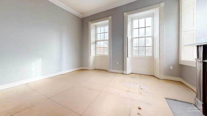 Empty room, Interior