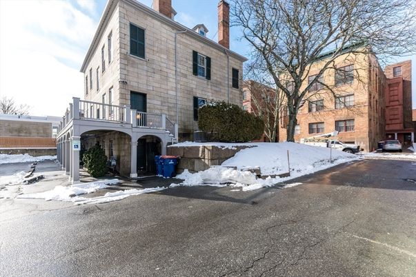 Exterior, Facade, Rowhouse