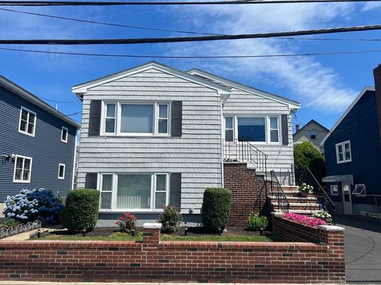 Exterior, Facade, Split Level