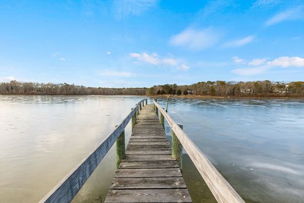 Exterior, Lake