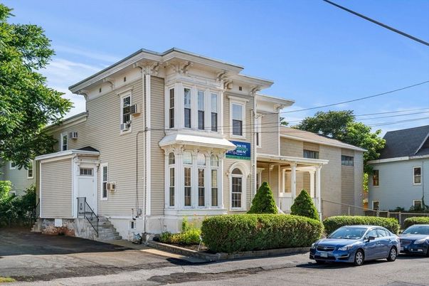 Exterior, Facade, Queen Anne Victorian