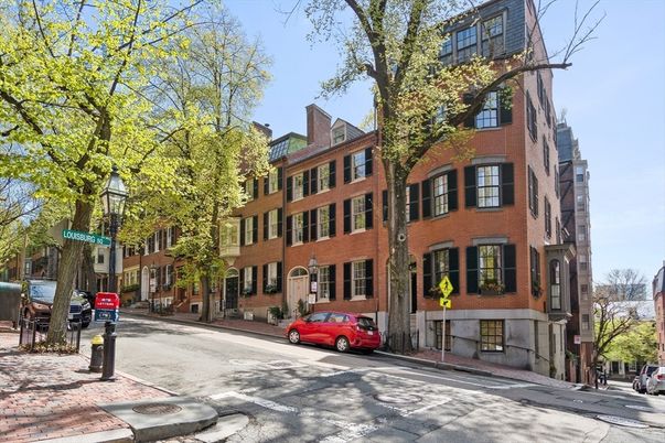 Exterior, Facade, Brick Facade, Rowhouse