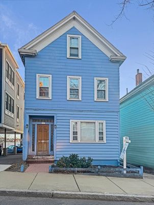 Exterior, Facade, Queen Anne Victorian
