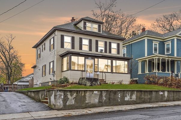 Exterior, Facade, American Foursquare