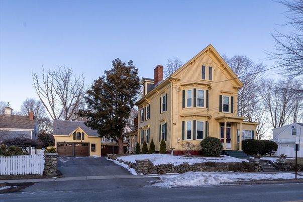 Attached, Exterior, Facade, Queen Anne Victorian