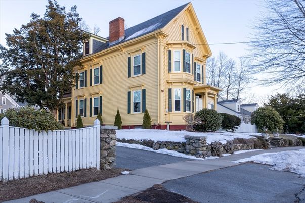Exterior, Facade, Queen Anne Victorian