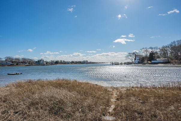 Exterior, Lake