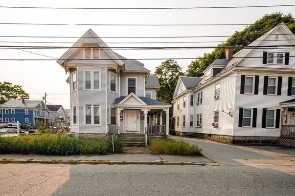 Exterior, Facade, Queen Anne Victorian