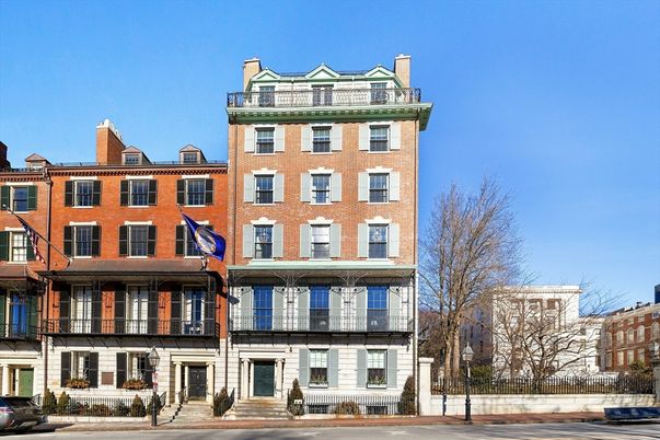 Exterior, Facade, Brick Facade, Rowhouse