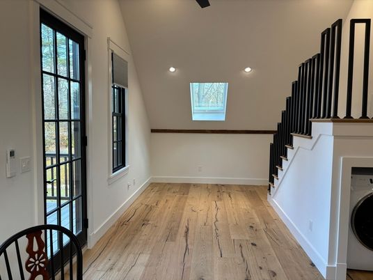 Interior, Recessed Lighting, Washer, Wood Texture Flooring