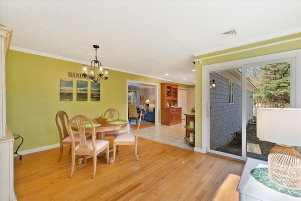 Chandelier, Dining room, Interior, Recessed Lighting, Wood Texture Flooring
