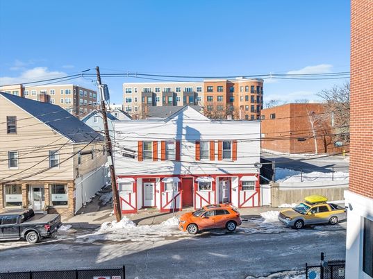 Exterior, Facade, Rowhouse