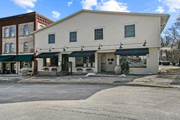 Exterior, Facade, Split Level