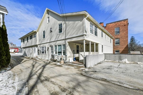 Exterior, Facade, Farmhouse