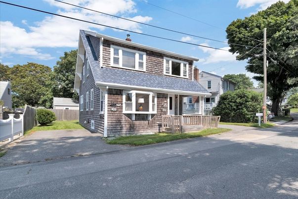 Exterior, Facade, American Foursquare