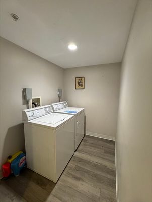 Interior, Recessed Lighting, Washer, Wood Texture Flooring