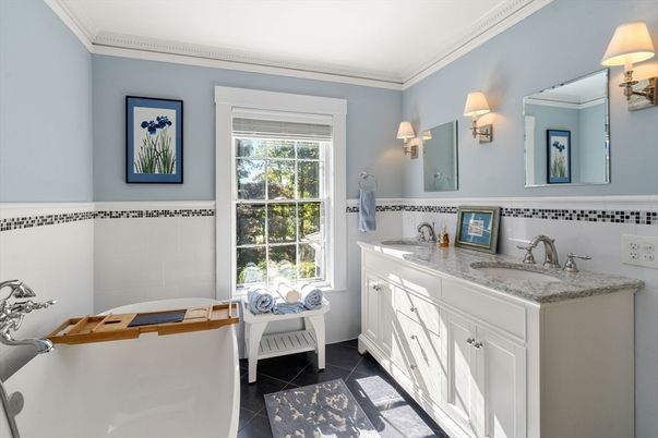 Bathroom, Dual Sink Vanities, Interior
