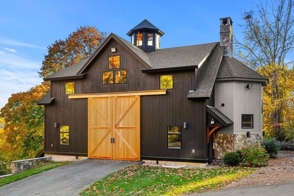 Attached, Exterior, Facade, None