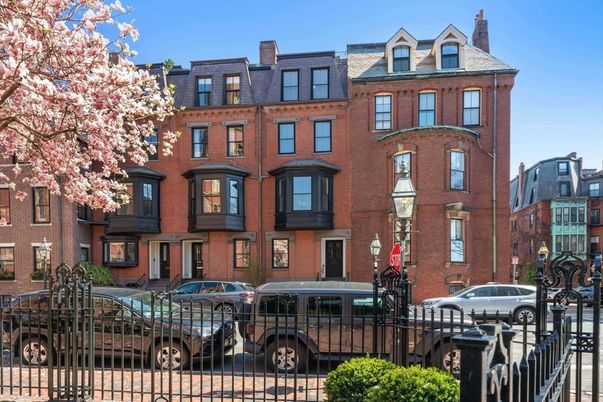 Exterior, Facade, Brick Facade, Rowhouse