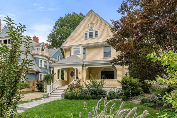 Exterior, Facade, Queen Anne Victorian