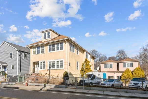 Exterior, Facade, American Foursquare