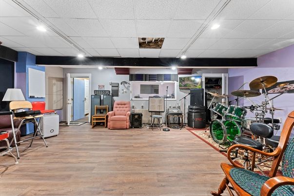 Fitness Equipment, Interior, Recessed Lighting, Wood Texture Flooring