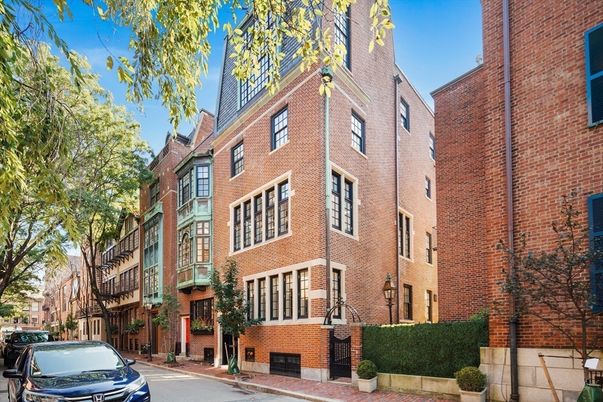 Exterior, Facade, Brick Facade, Rowhouse