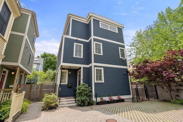 Exterior, Facade, Rowhouse