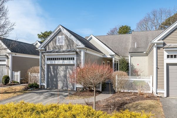 Attached, Exterior, Facade, Ranch
