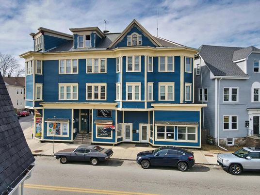 Attached, Exterior, Facade, Queen Anne Victorian