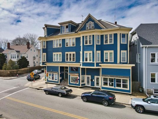 Attached, Exterior, Facade, Queen Anne Victorian