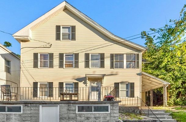 Exterior, Facade, Queen Anne Victorian
