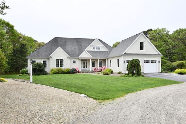 Attached, Exterior, Facade, Farmhouse